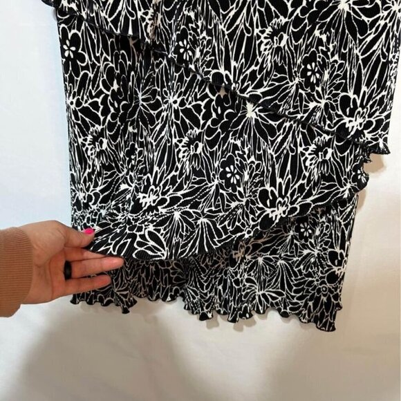 Woman’s tiered, lined dress. Black and white. Crinkle material. Size 8. New cond - Picture 5 of 11